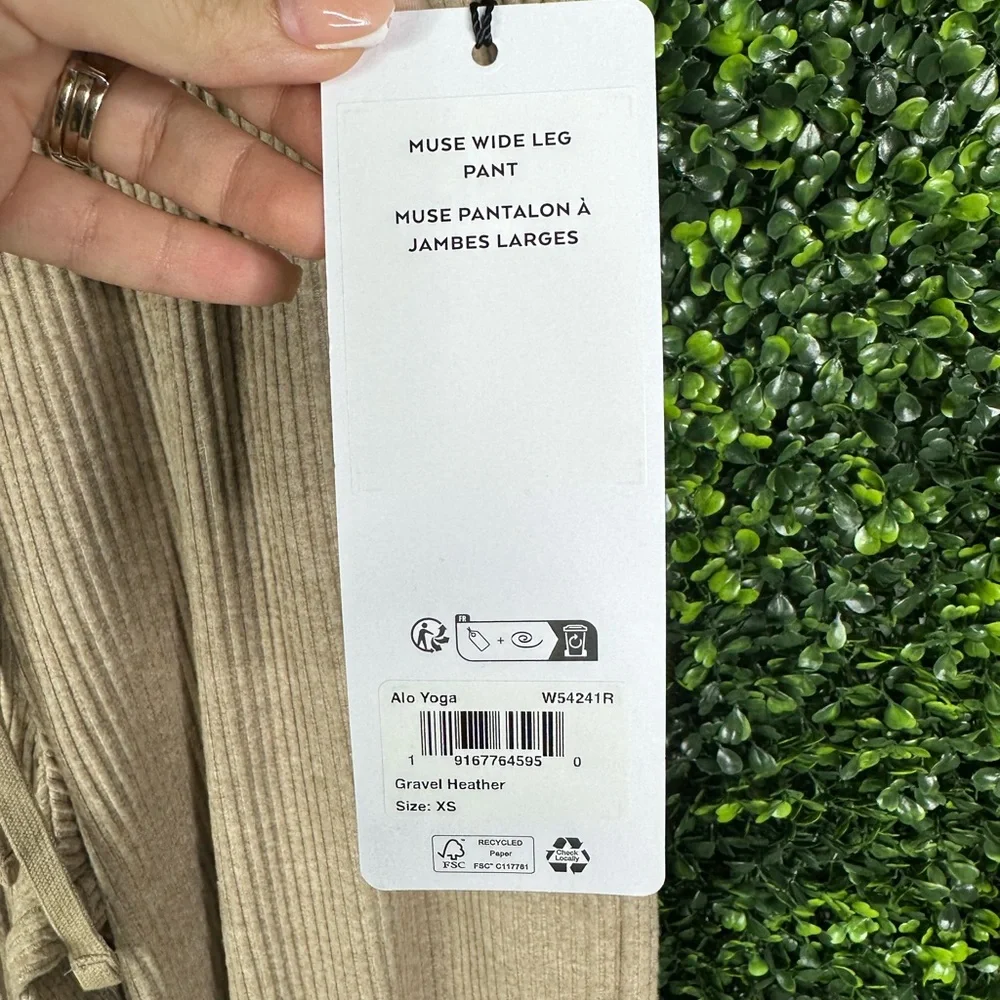 Nwt ALO‎ Yoga Muse wide leg pant